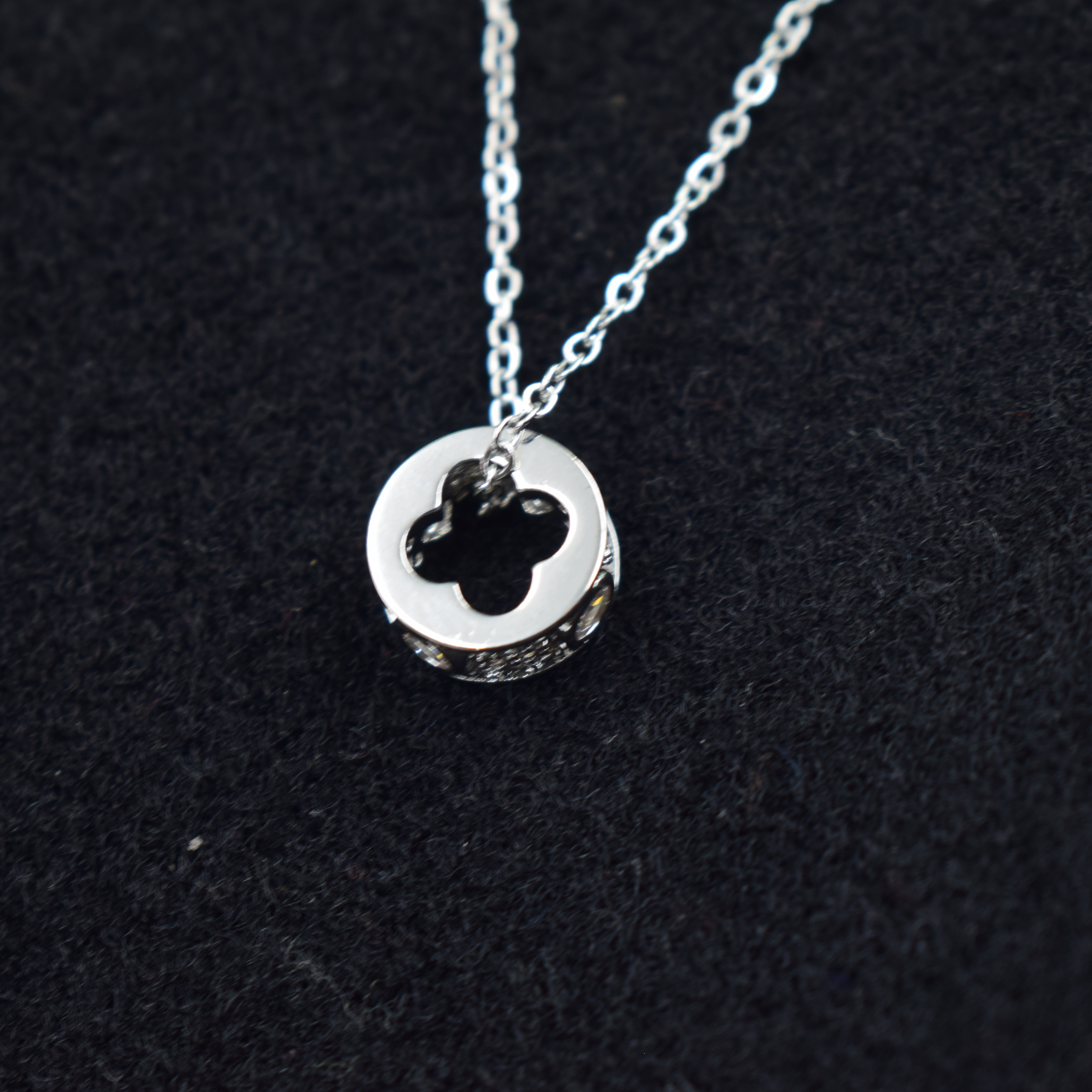 Pure Clover Halo Pendant